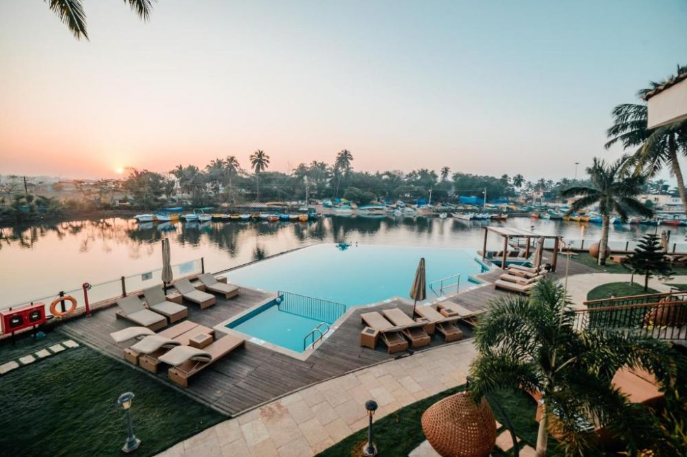 Acron Waterfront Resort 4*
