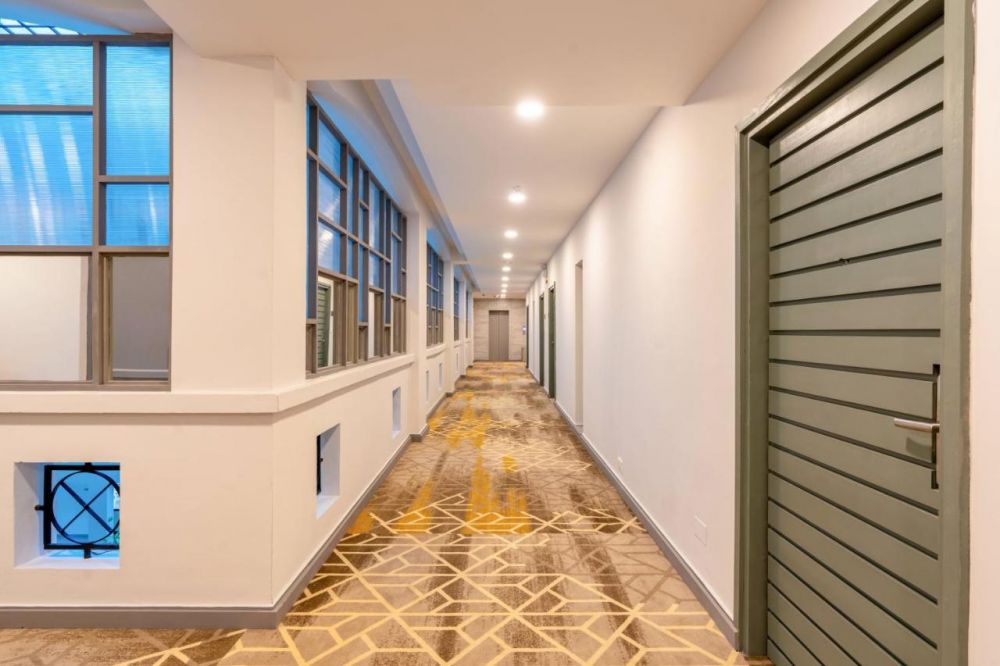 Manhattan Business Hotel 4*