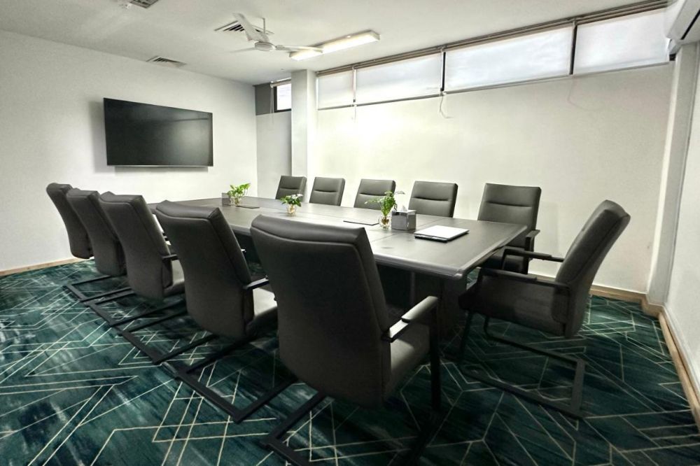Manhattan Business Hotel 4*