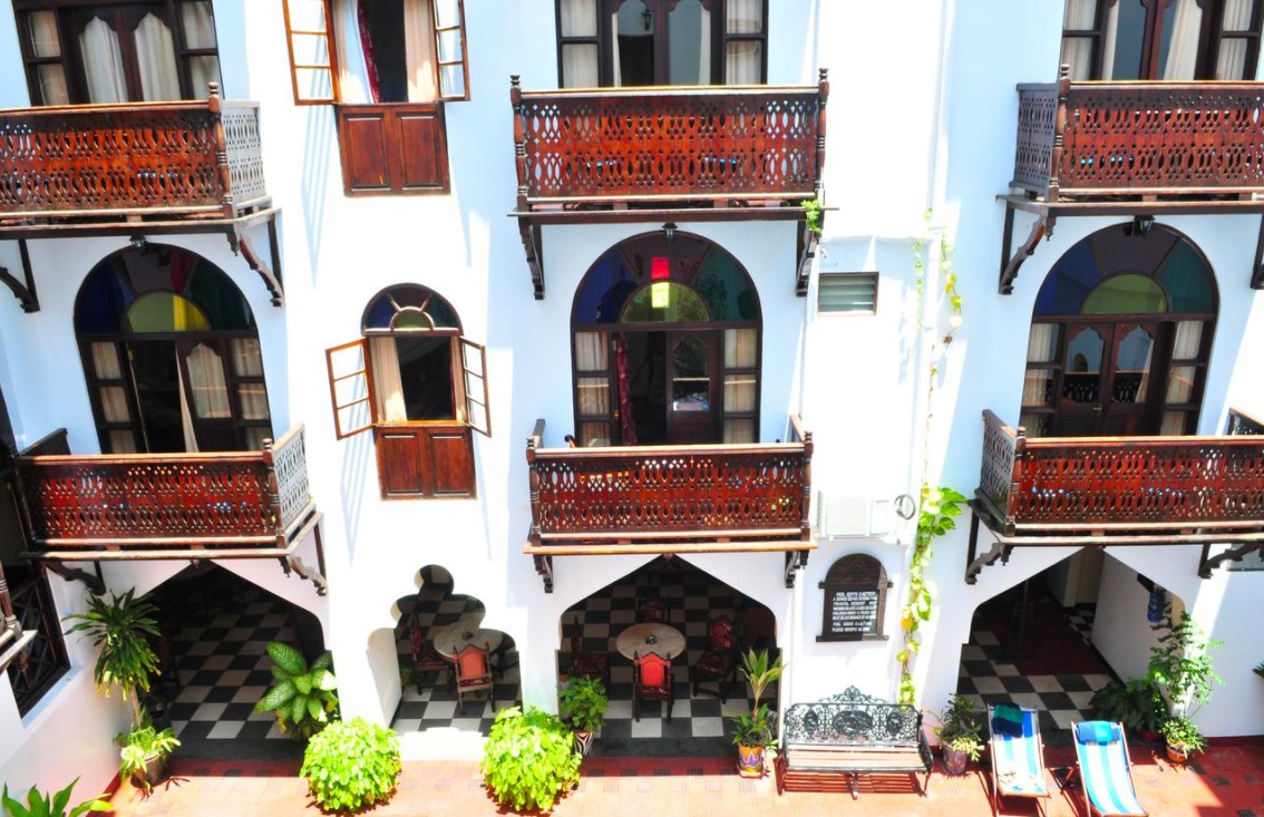 Dhow Palace Hotel 4*