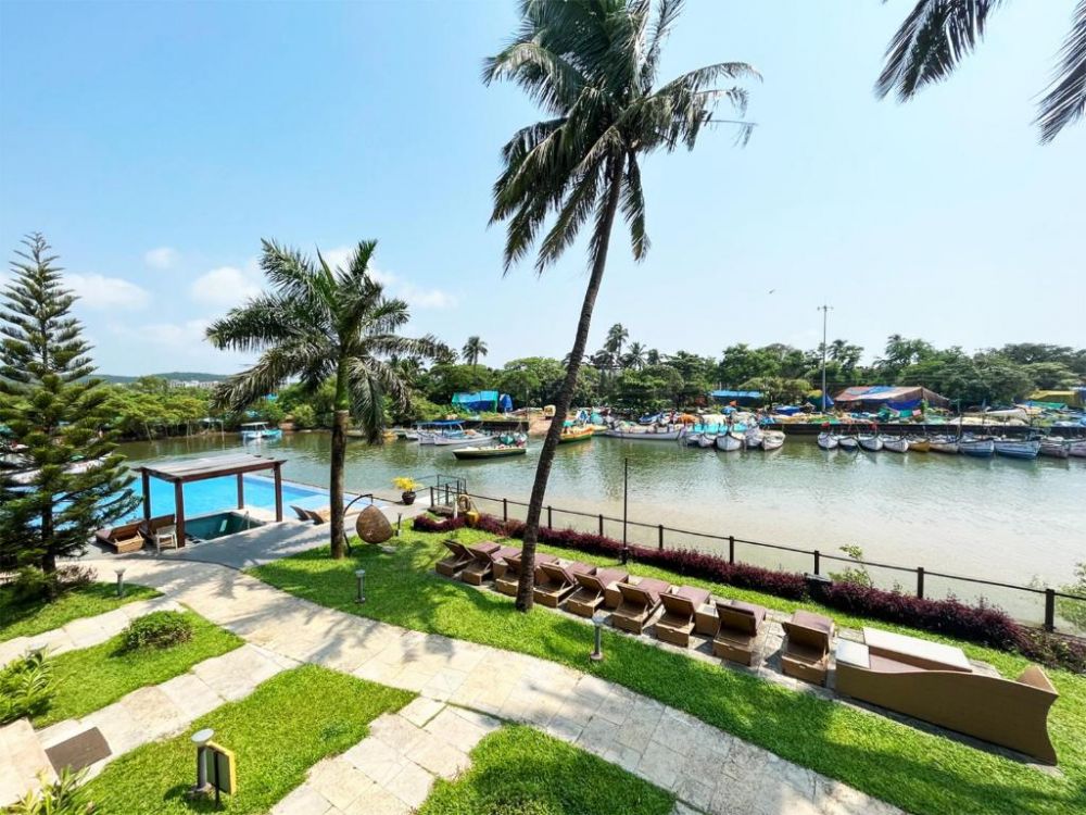 Acron Waterfront Resort 4*