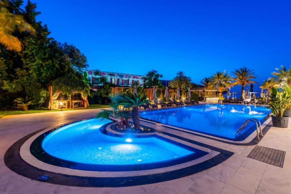 Moyo Luxury Hotel 5*