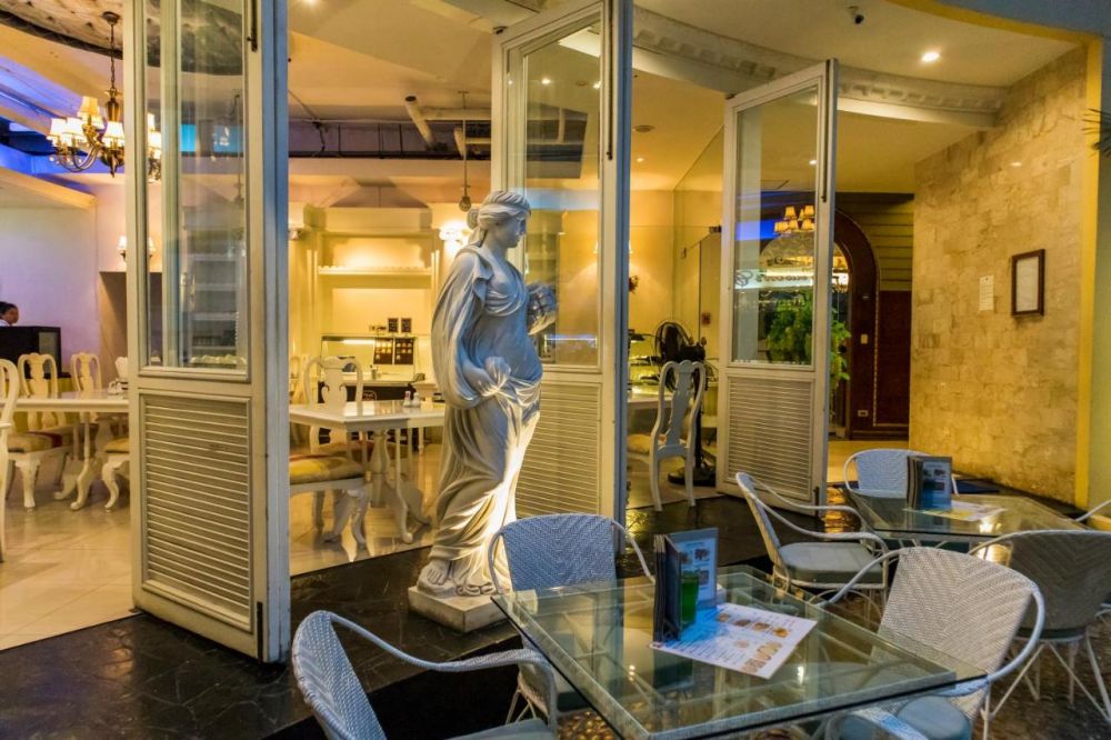 Four Seasons Place 3+
