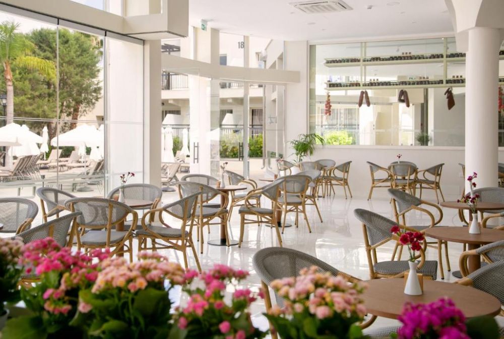 Louis Paphos Breeze 4+
