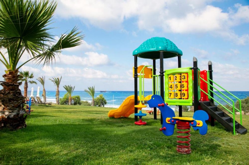 Louis Paphos Breeze 4+