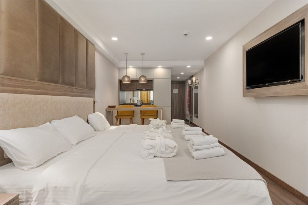 superior triple-king size & single bed, Wyn Residence 