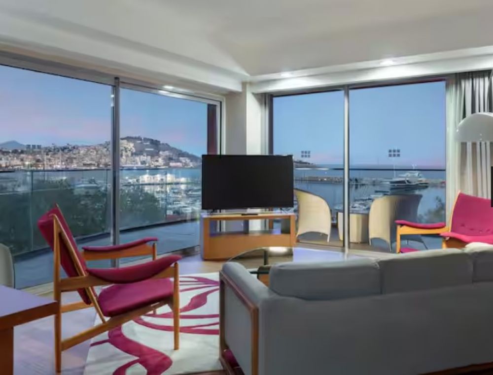 King Marina Suite with Marina View, Double Tree Hilton Kusadasi 