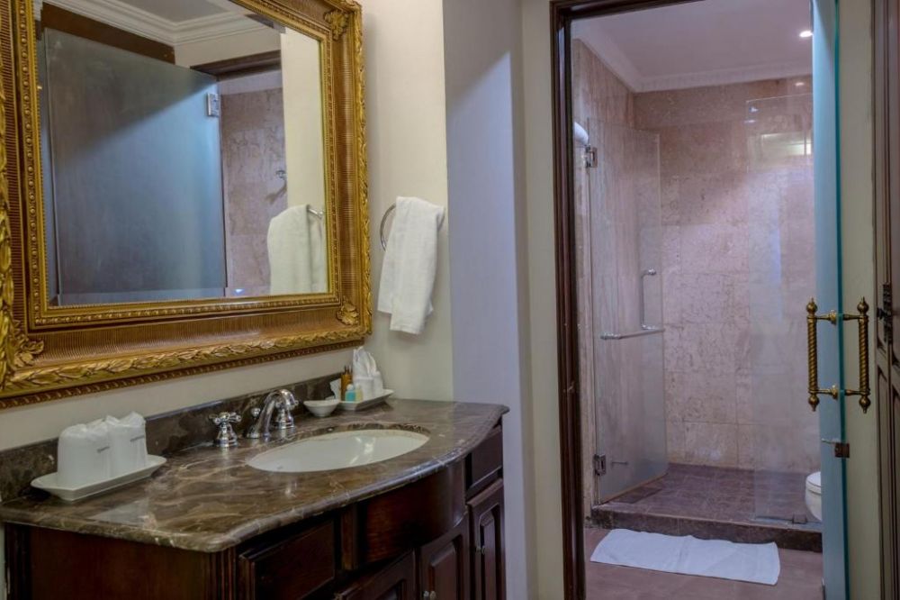Four Seasons Suite, Four Seasons Place 3+