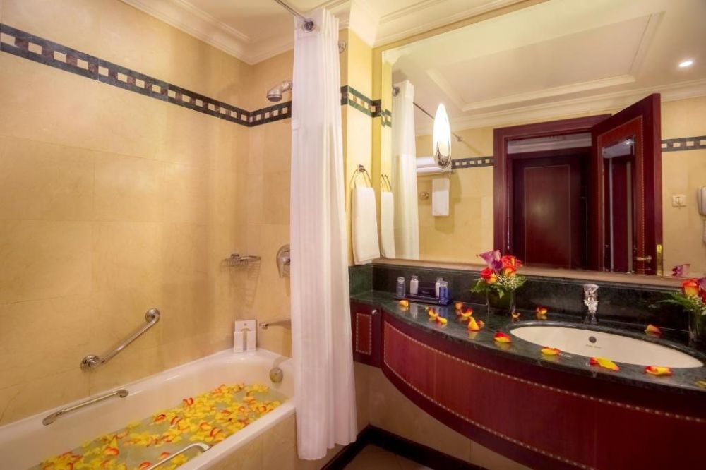 Club Room, Corniche Hotel Abu Dhabi 3*