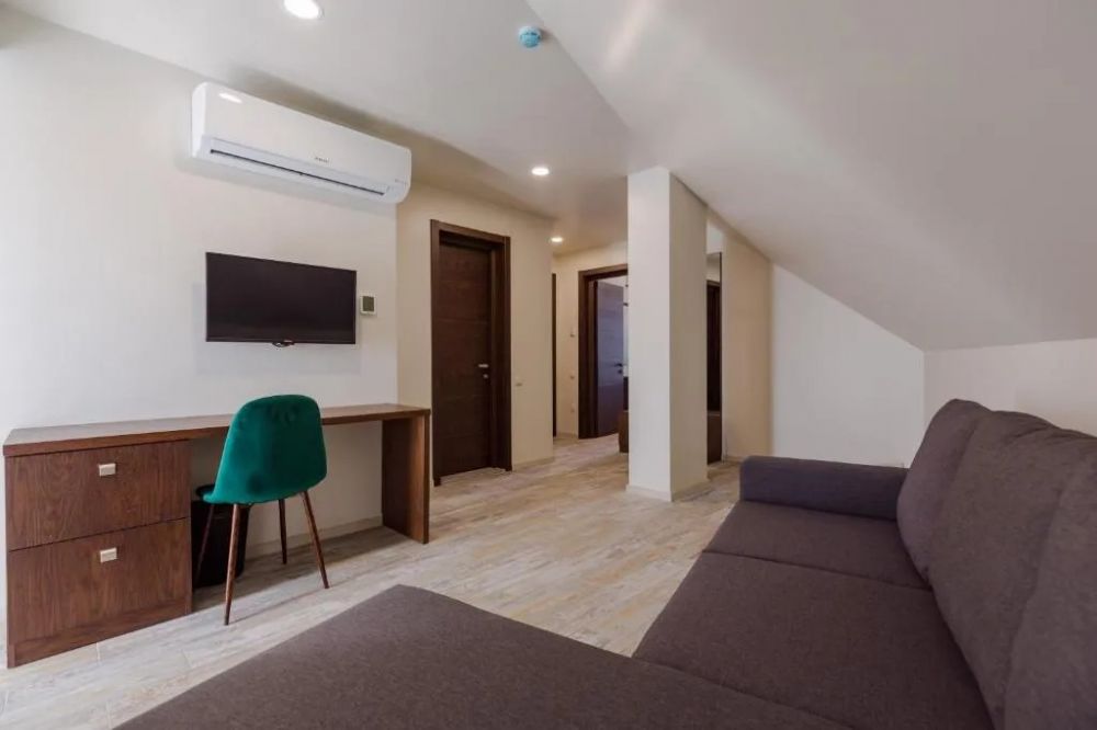 Family Room, Bloom 3*