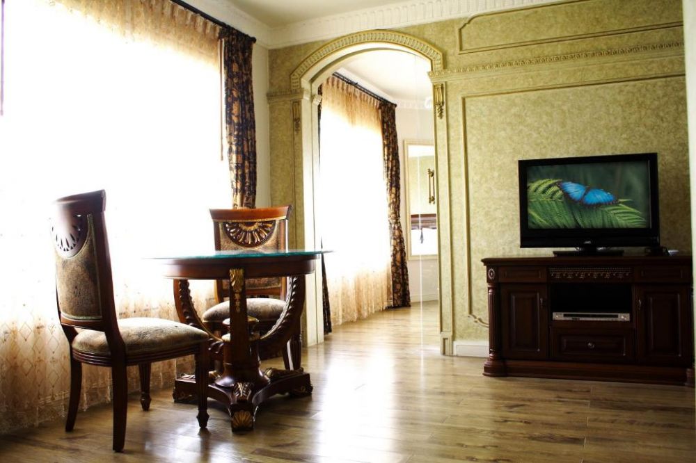 Junior Suite, Four Seasons Place 3+