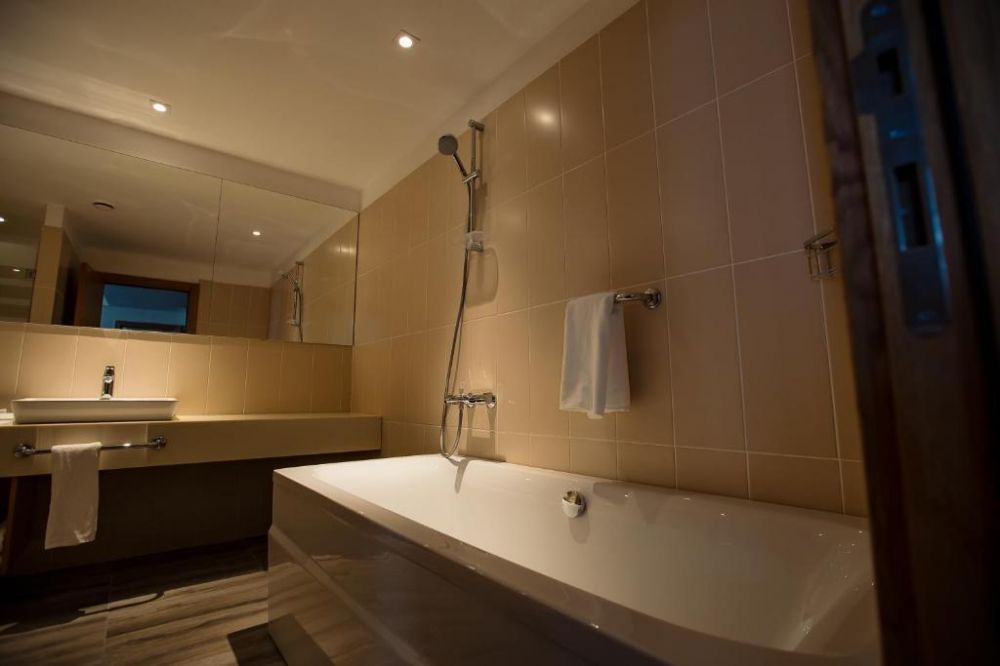 Luxe Sea View, Holiday Inn Aktau SeaSide 4*