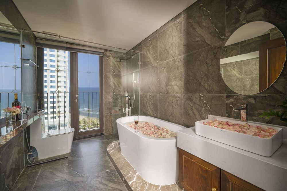 Luxury Suite Bathtub Balcony Sea View, Golden Lotus Luxury 4*