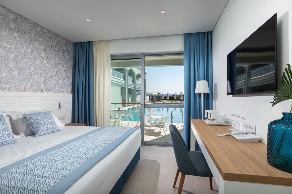 Standard Room Swim Up, Blue Lagoon Queen 5*