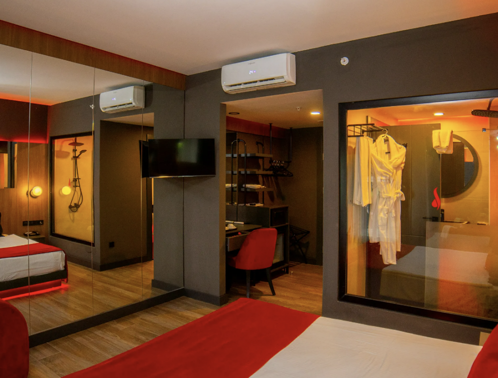 Red Room, Amon Hotels 4*