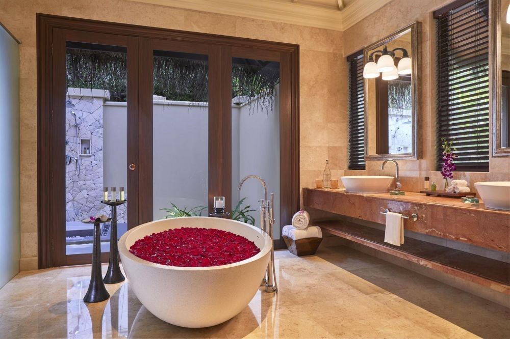 1 Bedroom Sunset Beachfront Suite with Pool, Taj Exotica Resort & Spa 5*