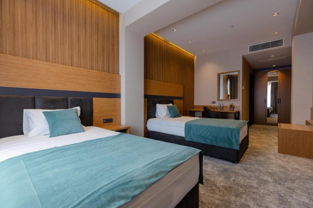Superior Twin Back/Twin City View, Monarch 4*