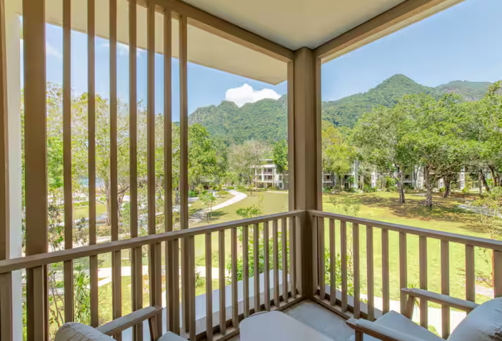 King Deluxe Room with Balcony, Hilton Burau Bay Langkawi 5*
