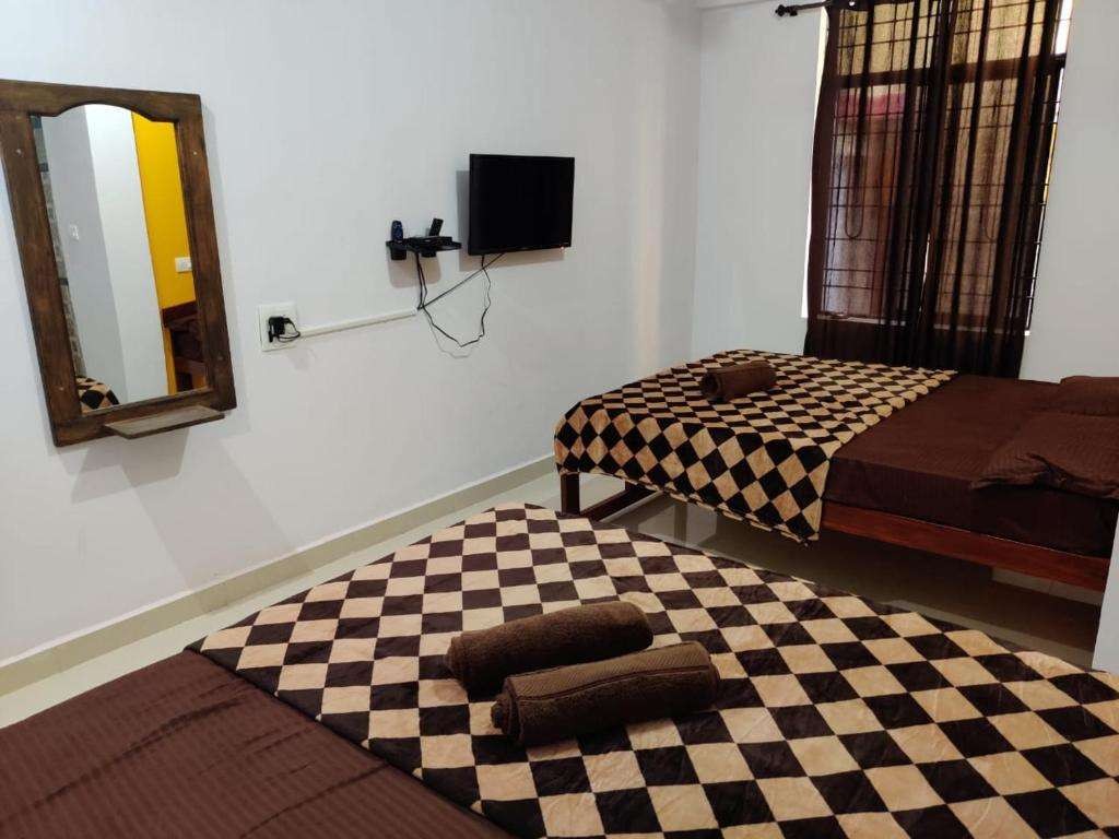 Deluxe Non AC, Prakash Holiday Inn (ex. Rishi House) 2*