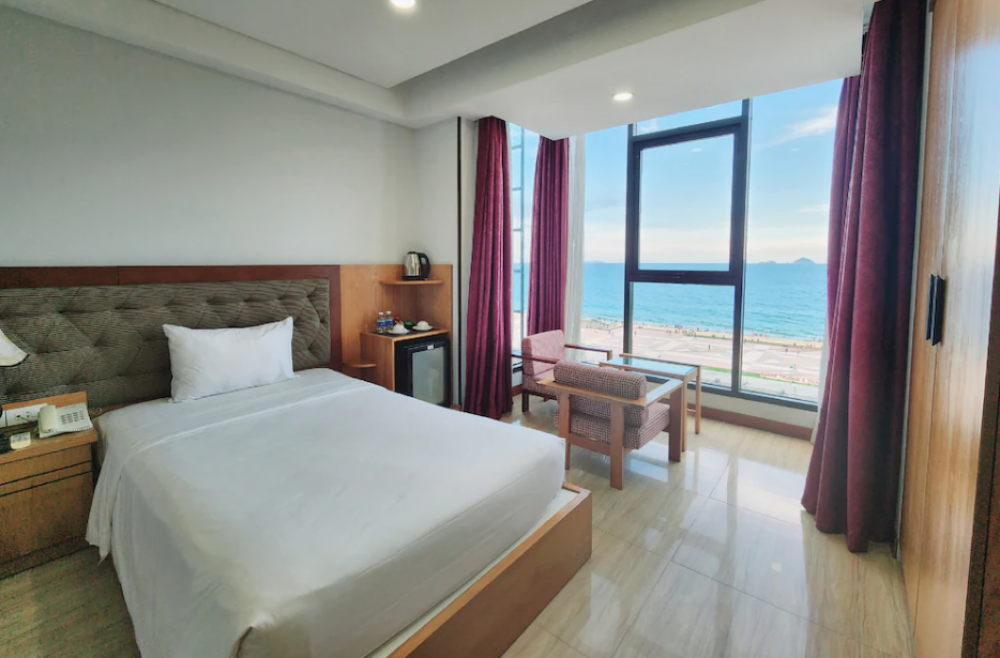 Executive Suite, Happy Light 3*