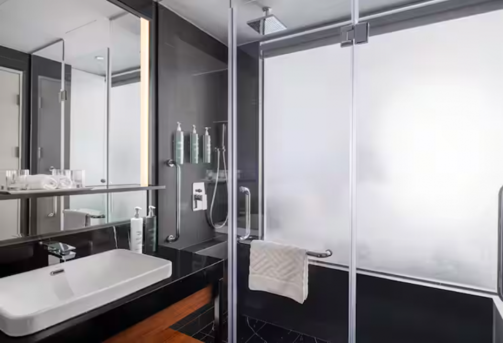 Guest Room with Balcony, Hilton Garden Inn Da Nang 4*