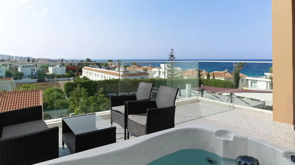 Executive Suite FSV with Outdoor Hot Tub, Leonardo Crystal Cove Protaras (Adults Only 16+) 4*