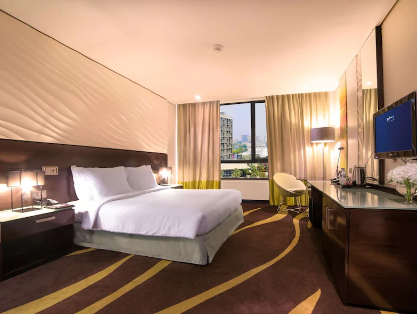 Standard Room Plaza View, Yas Plaza Mangroves by IHG (ex. Radisson Blu Abu Dhabi Yas Island) 5*