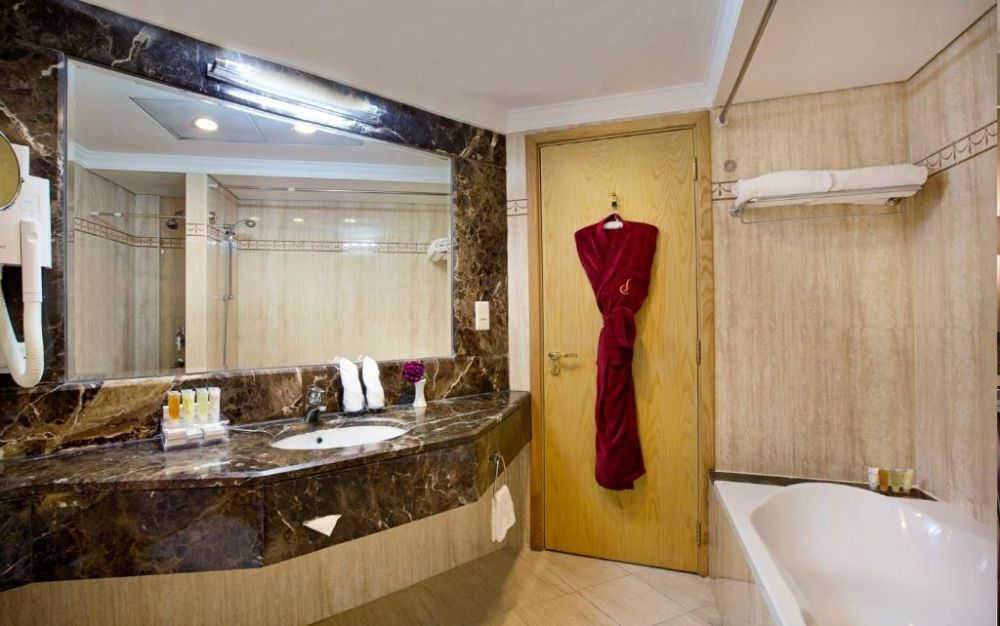 Deluxe Room, DoubleTree by Hilton Dubai Port Saeed (ex. City Seasons Dubai Hotel) 4*