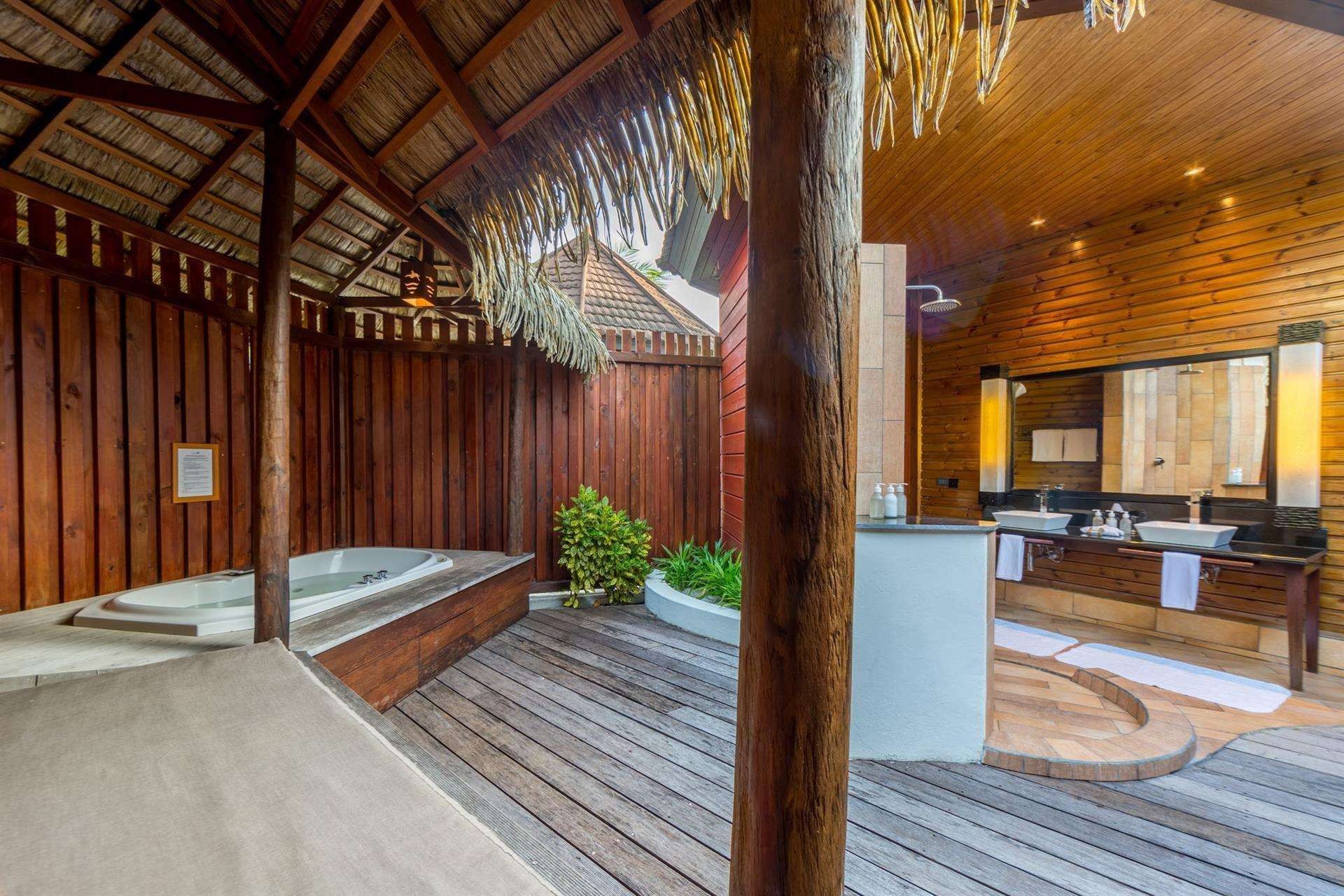 Jacuzzi Beach Villa, Komandoo Island Resort 4*
