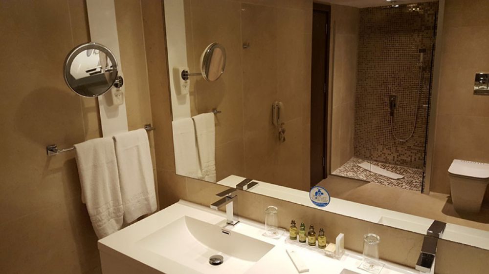 Deluxe Beach Front Suite, Adams Beach Hotel 5*