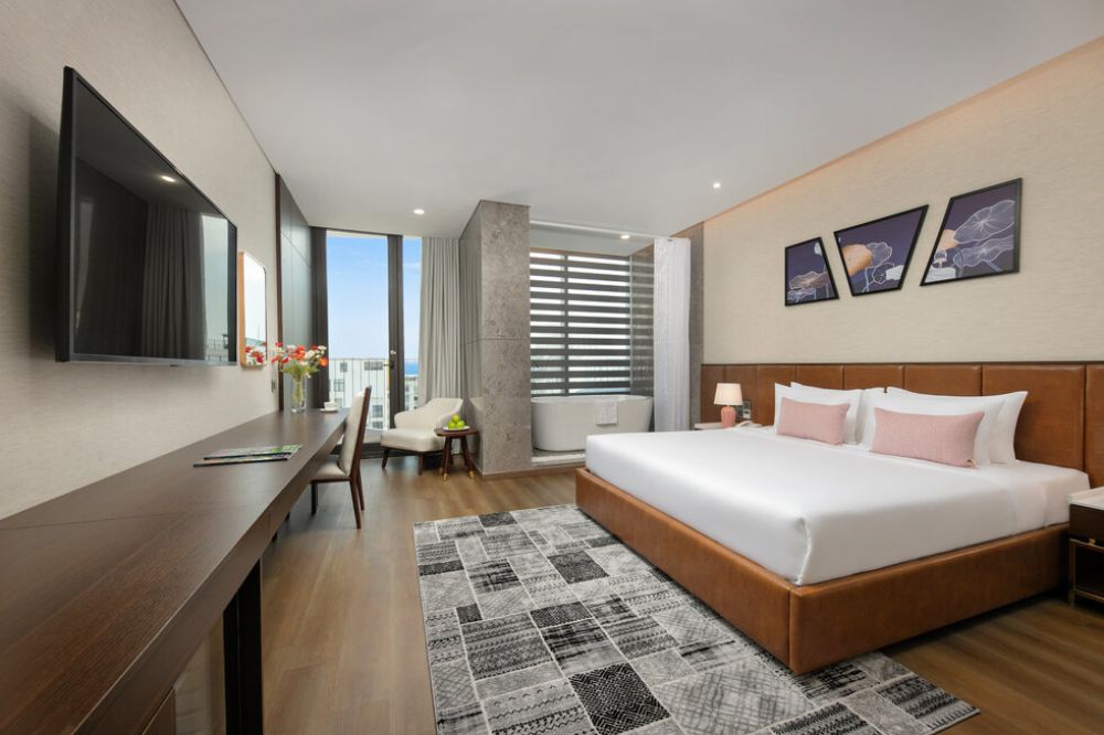 Deluxe Double with Bathtub & Balcony, Golden Lotus Grand Hotel 4*