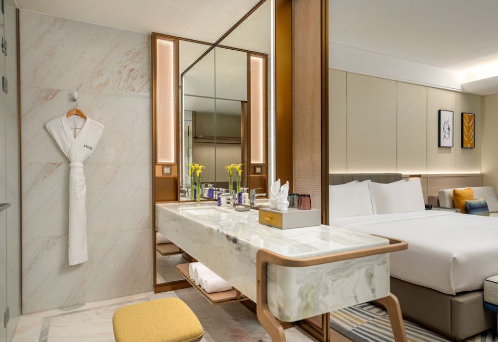 1 King Standard Oceanfront with Balcony, Voco Sanya Bay 5*