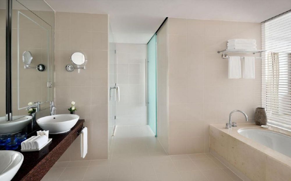 One King One Bedroom Suite Waterfront View, Crowne Plaza Dubai Festival City 5*