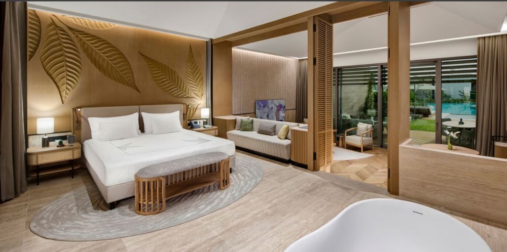 Amber Lagoon Suite, Regnum The Crown 5*