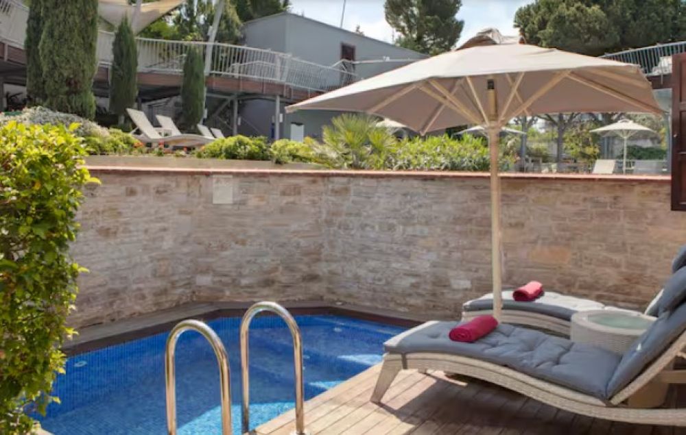 King Cottage with Private Garden, Double Tree Hilton Kusadasi 