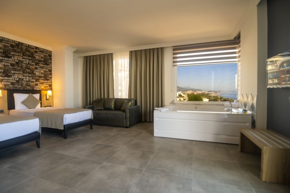 Superior Jacuzzi Room/ Superior Promo Jacuzzi, Grand Kolibri Prestige & SPA 5*