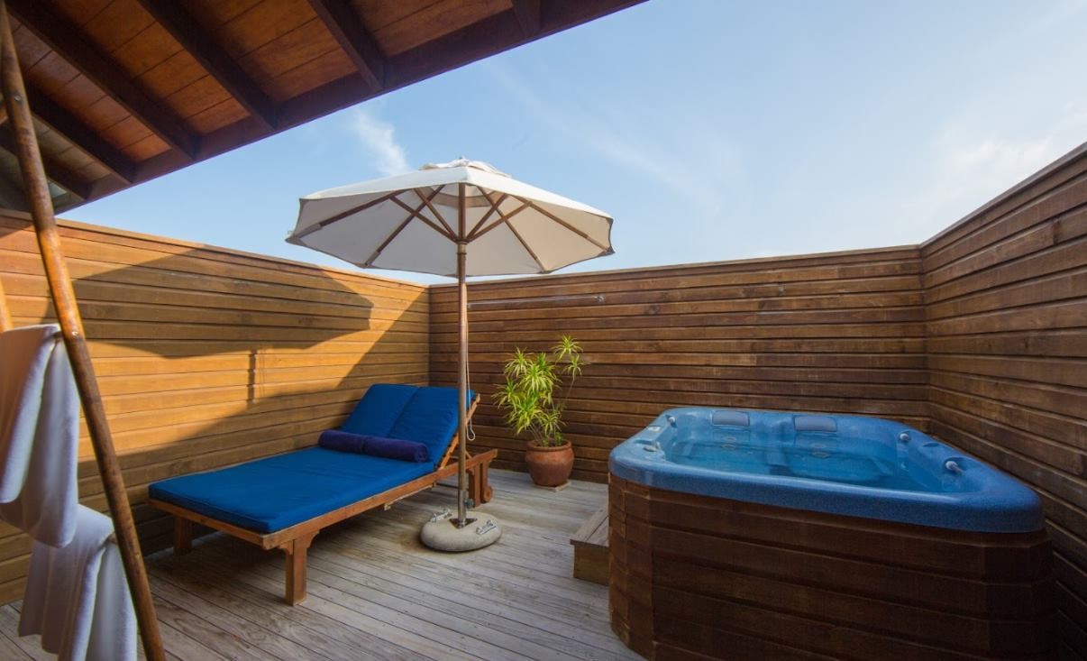 Jacuzzi Water Villa, Vilamendhoo Island Resort & Spa 4*