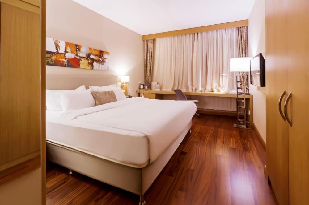 Улучшенный номер с видом на город/реку, Hayat Hospitality Oskemen 5*
