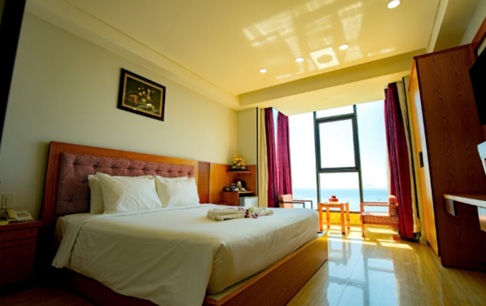 Executive Suite, Happy Light 3*