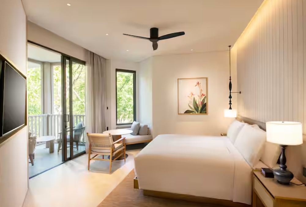 King Guest Room with Balcony, Hilton Burau Bay Langkawi 5*