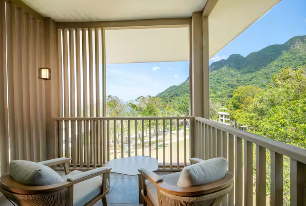 King Guest Room with Balcony, Hilton Burau Bay Langkawi 5*