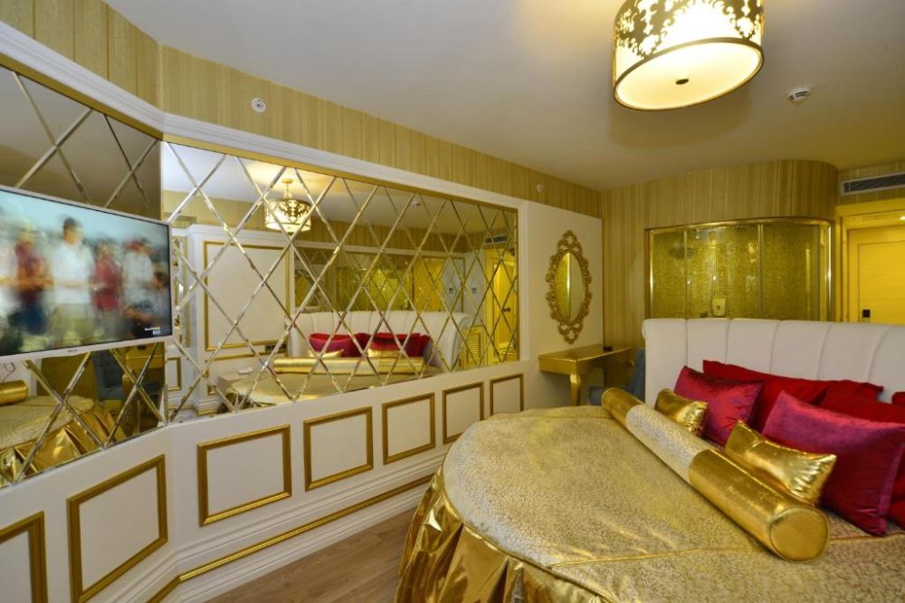 Superior Room (Fantasy), Azura Deluxe 5*
