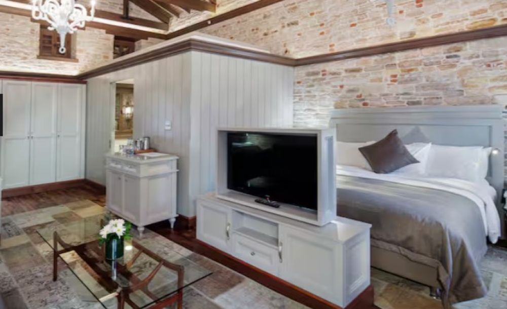 King Cottage with Private Garden, Double Tree Hilton Kusadasi 