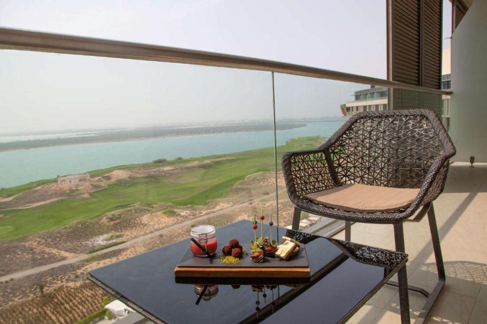 Executive Room Lounge Access SV, Yas Plaza Mangroves by IHG (ex. Radisson Blu Abu Dhabi Yas Island) 5*
