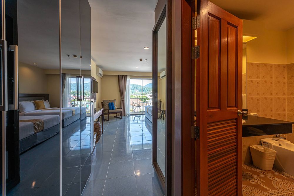 Deluxe MV, Blue Beach Grand Resort And Spa (ex. Chalong Beach Hotel & Spa) 4*