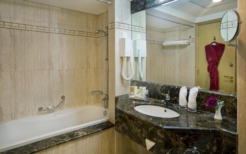Deluxe Room, DoubleTree by Hilton Dubai Port Saeed (ex. City Seasons Dubai Hotel) 4*