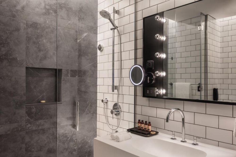 King Director Room, The WB Abu Dhabi Curio Collection by Hilton 5*