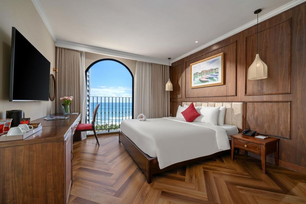 Luxury Suite Bathtub Balcony Sea View, Golden Lotus Luxury 4*