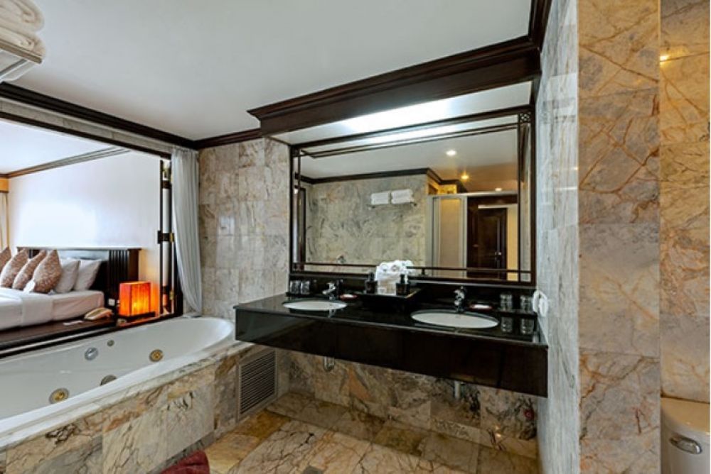 Penthouse Suite, The Front Village 3*