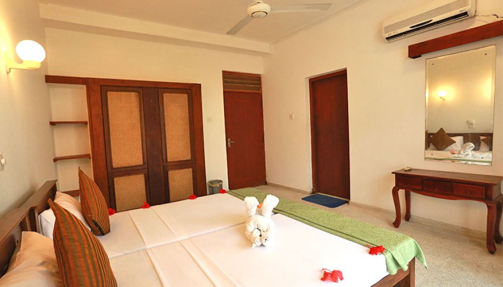 Deluxe DBL with/without A/C, Sumadai Hotel 3*